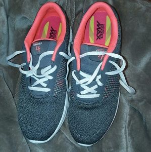 Woman's Sketchers Go Walk 4 Tennis Shoes Size 9